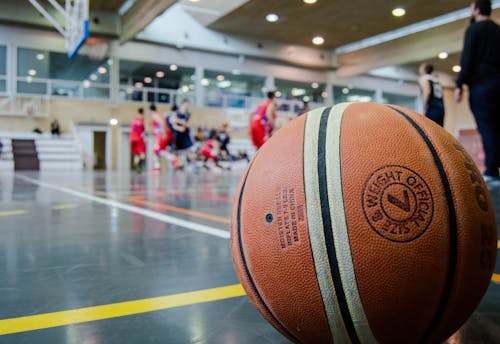 Brauner Basketball Auf Grauem Boden