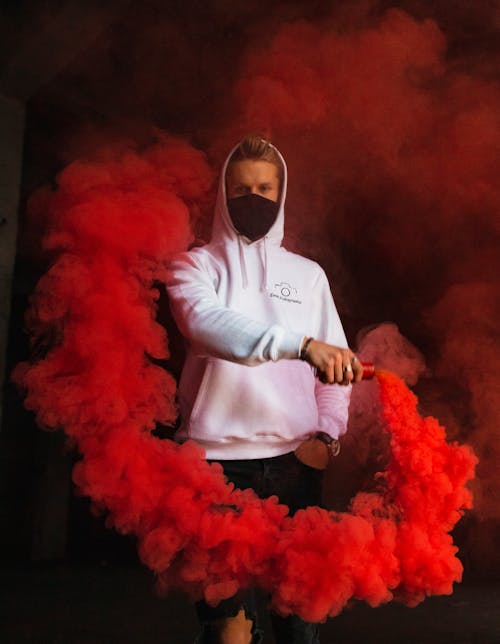 Photos gratuites de bombe fumigène, homme, individu