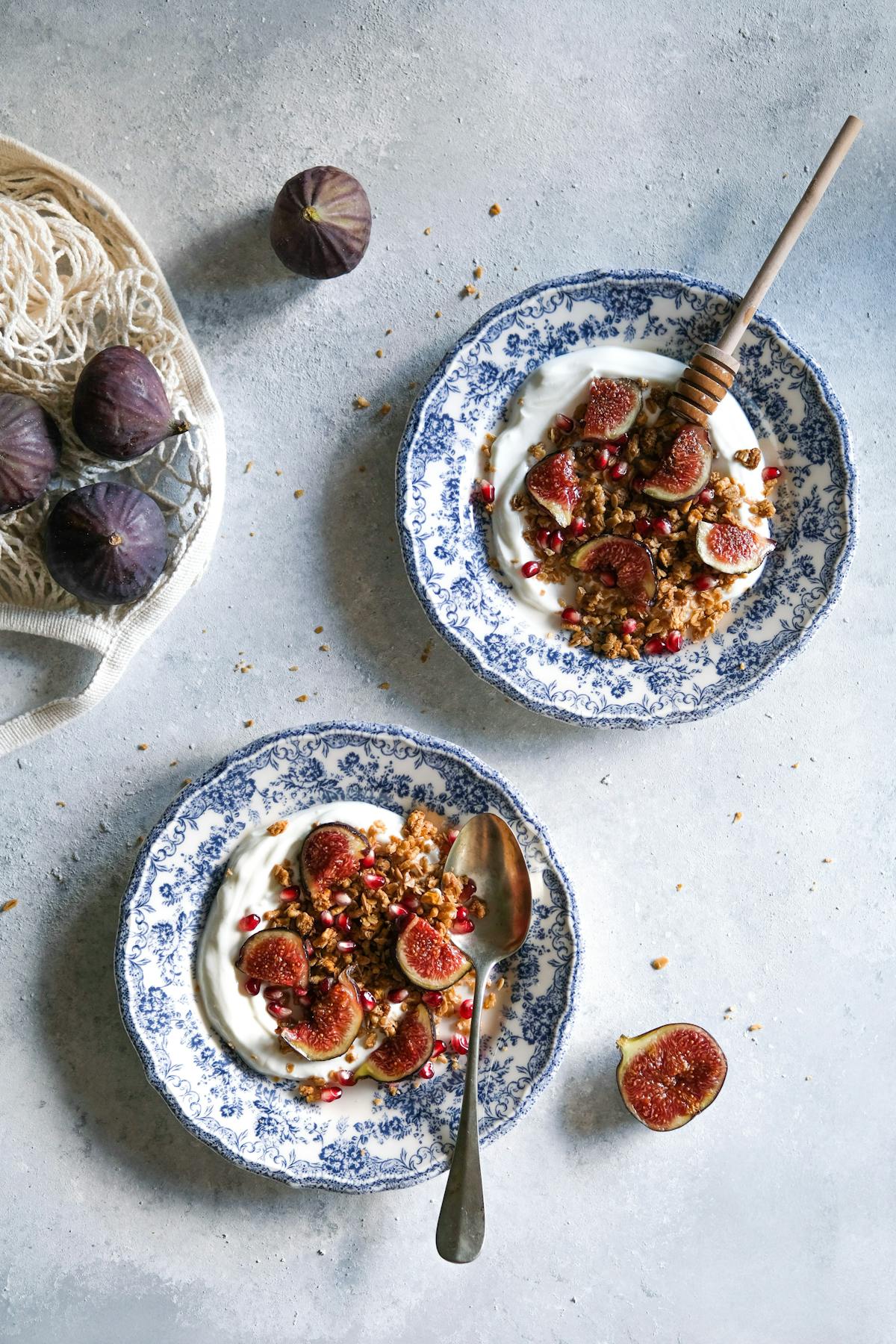 Piatti visti dall'alto con yogurt, granola e fette di fico