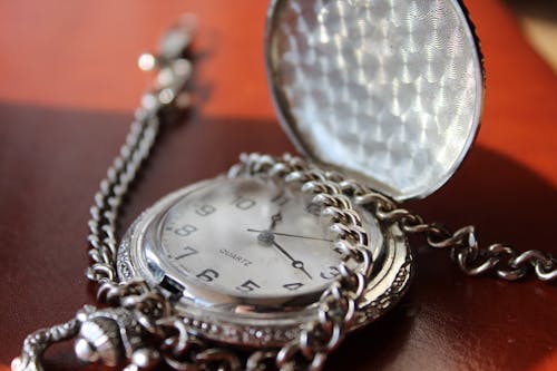 Bezpłatne Okrągły Zegarek Kieszonkowy W Kolorze Srebrnym Zdjęcie z galerii