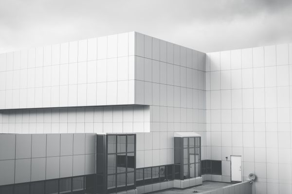 Fachada minimalista de edifício