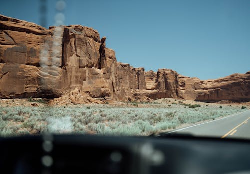 Foto d'estoc gratuïta de carretera asfaltada, clar cel blau, formació de roques naturals