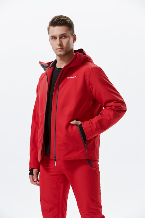 Foto stok gratis celana merah, jaket hoodie, kedudukan