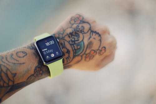 Δωρεάν στοκ φωτογραφιών με smartwatch, tattoo, γκρο πλαν