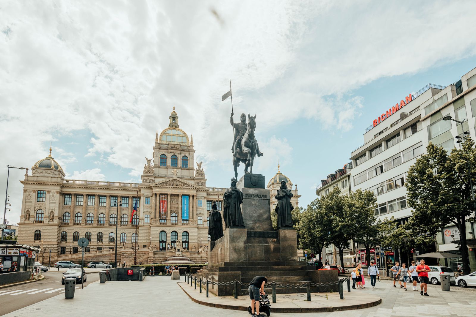 Cazare în Praga: statuia Sf. Venceslas și Muzeul Național