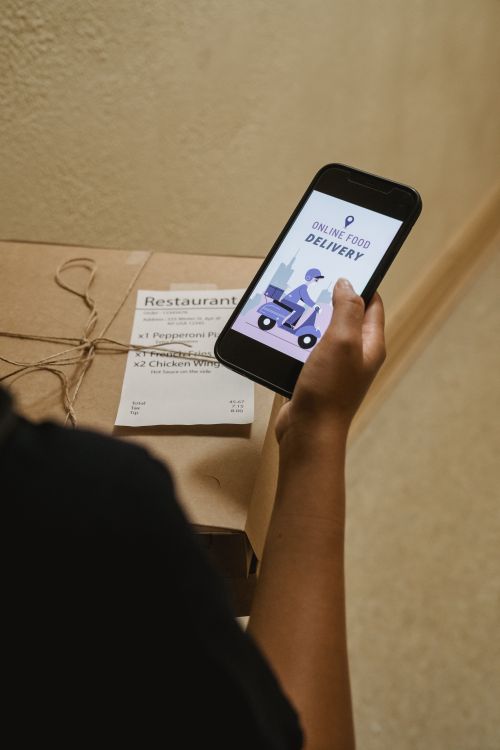 Tablet kasir menampilkan berbagai order masuk