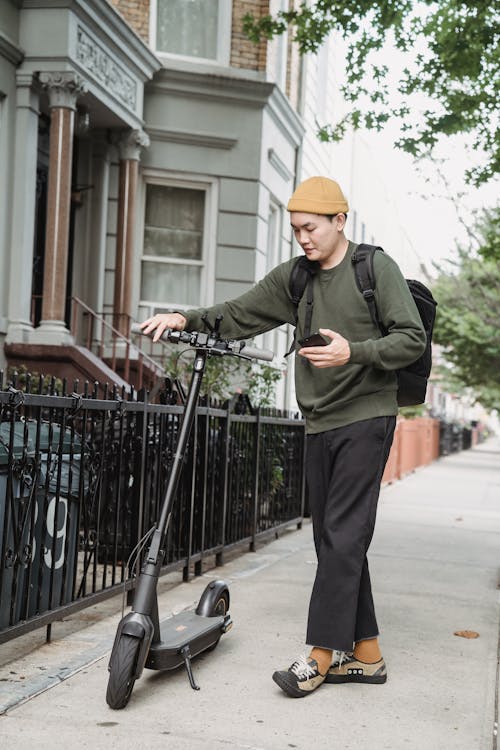 Gratis stockfoto met aziatische kerel, backpack, beanie