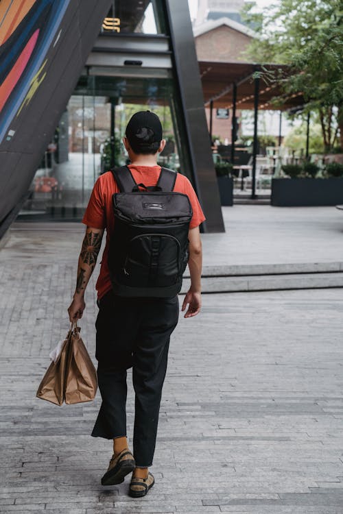 Fotos de stock gratuitas de bolsas de papel, caminando, camisa roja