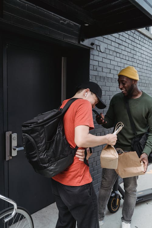 Fotos de stock gratuitas de bolsa de entrega, bolsas de papel, cliente