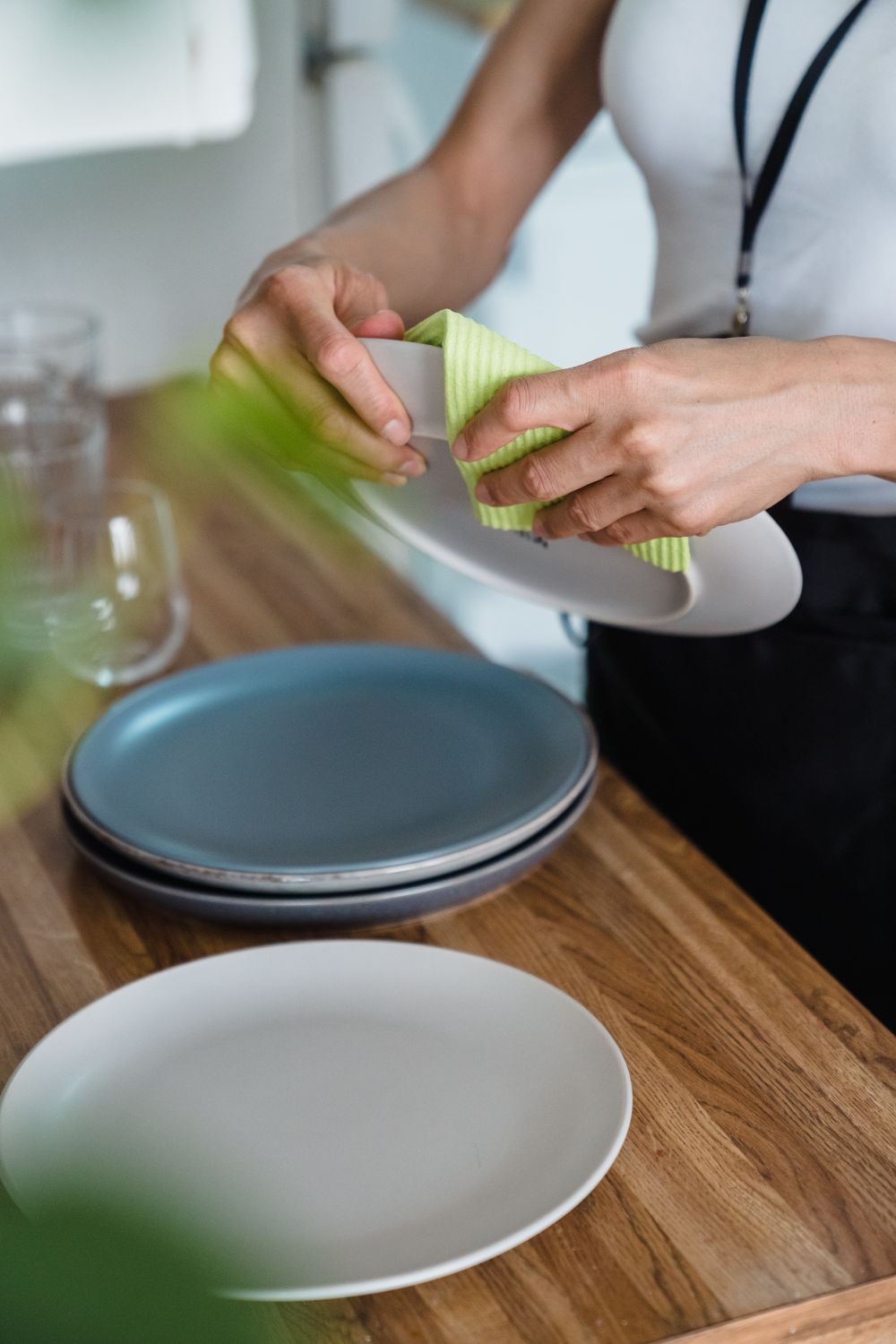 Drying plates with a cloth