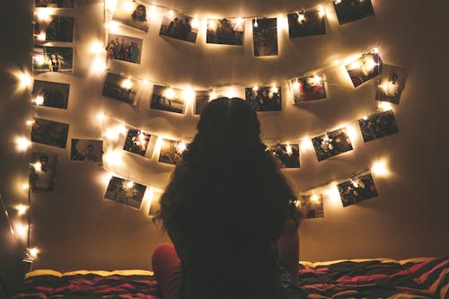 Mujer Mirando Colección De Fotos Con Luces De Cadena