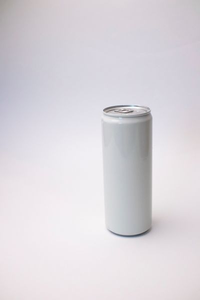 Unbranded aluminium can on a neutral background — photo by Леся Терехова on Pexels