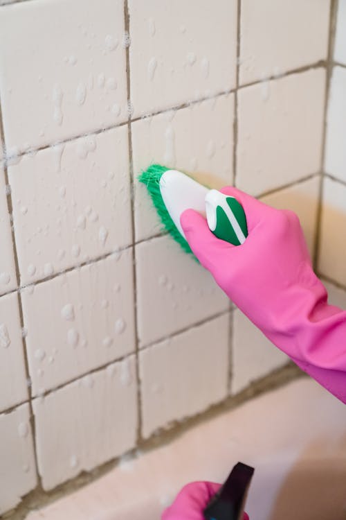 cleaning bathroom tiles
