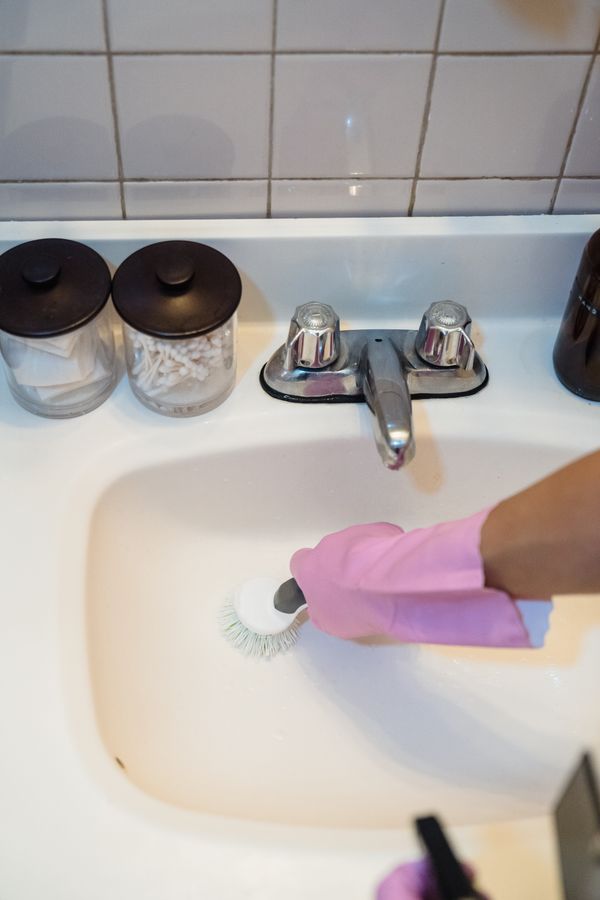 Cleaning a bathroom sink