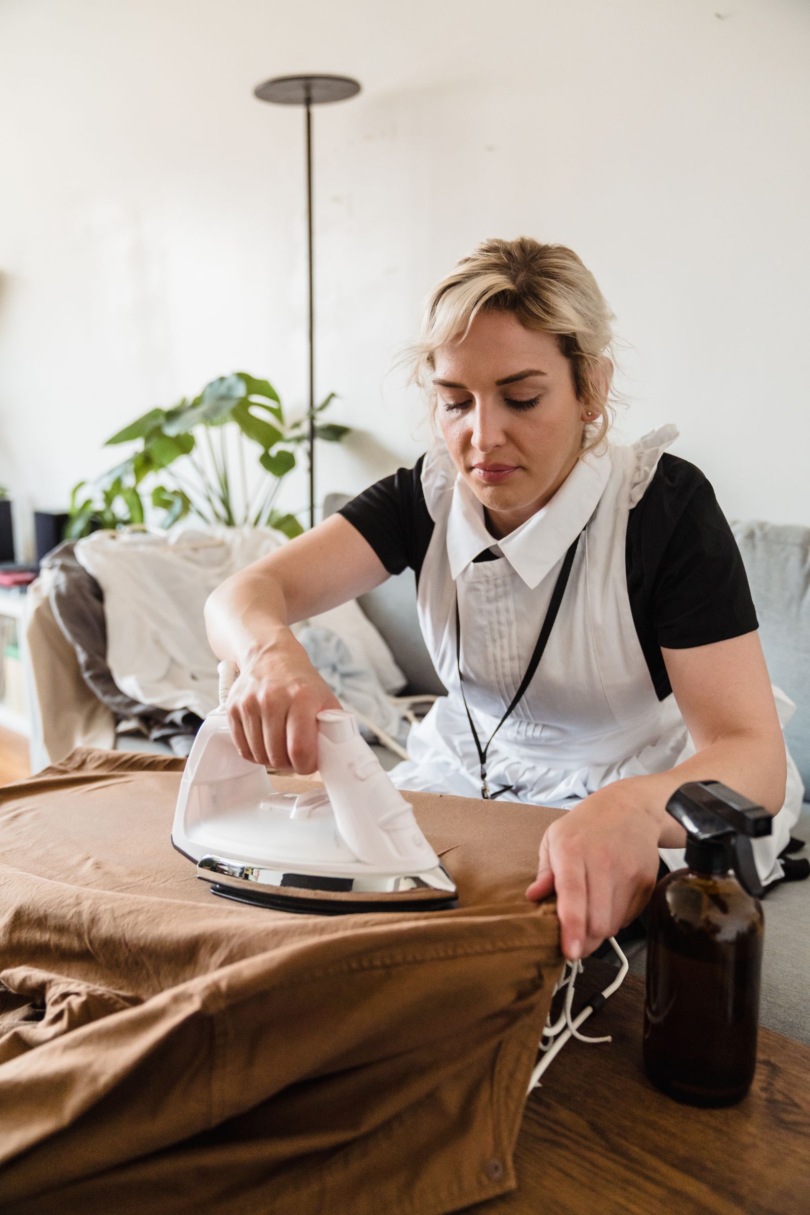 Professionnelle réalisant un repassage à domicile à Lyon