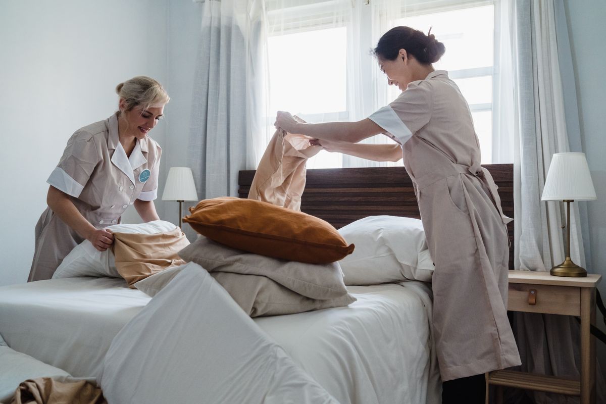 Equipo de housekeeping tendiendo una cama