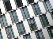 这座现代化的办公大楼采用大玻璃窗和钢质装饰，线条简洁