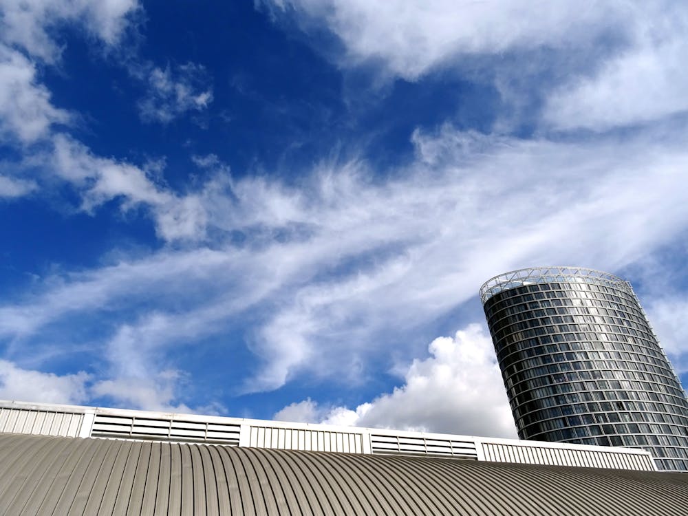 Foto A Basso Angolo Di Edificio In Cemento Grigio