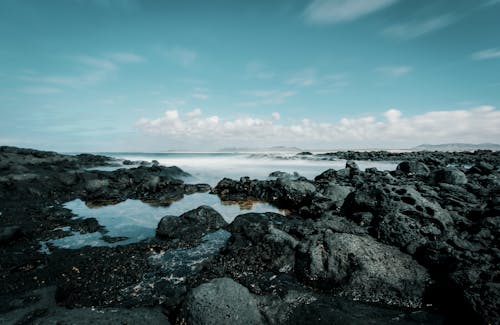 Seashore Sotto Il Cielo Blu E Nuvole Bianche Visualizza