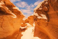 在明亮的天空下，砂岩峡谷的壮丽景色展示了自然侵蚀的力量