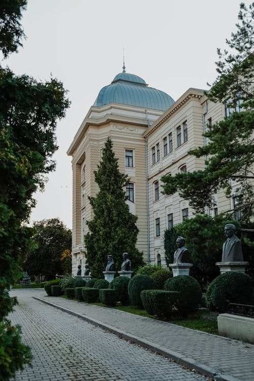 Ücretsiz alexandru ioan cuza üniversitesi, Bahçe, bina içeren Ücretsiz stok fotoğraf Stok Fotoğraflar