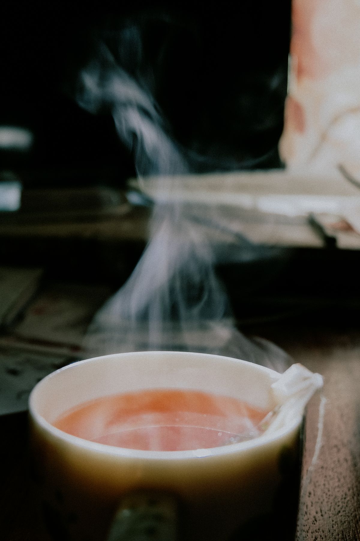 Hơi nước bốc lên từ một tách trà nóng trong không gian tĩnh lặng