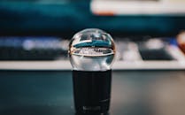 水晶球捕捉到现代计算机键盘和显示器设置的独特反射