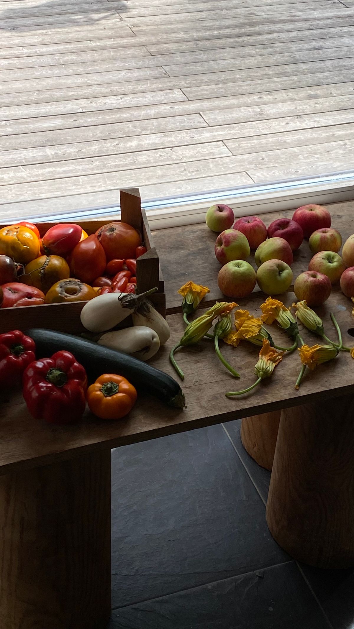 Frutas y verduras frescas sobre una mesa de madera