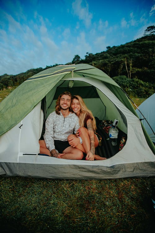 Foto profissional grátis de abraço, amor, área de camping