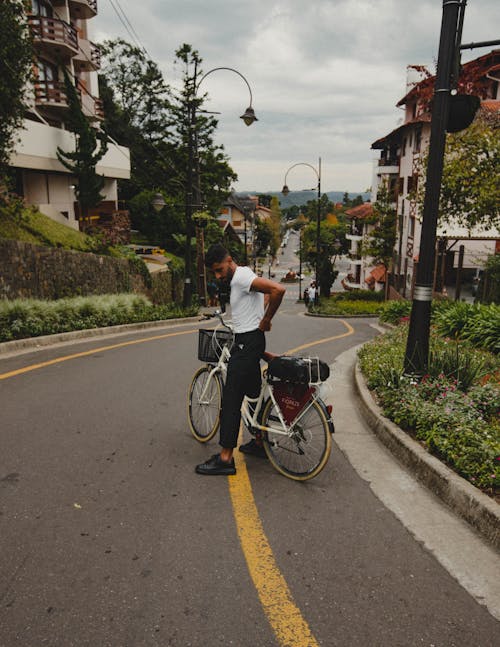 Immagine gratuita di bicicletta, camicia bianca, ciclista