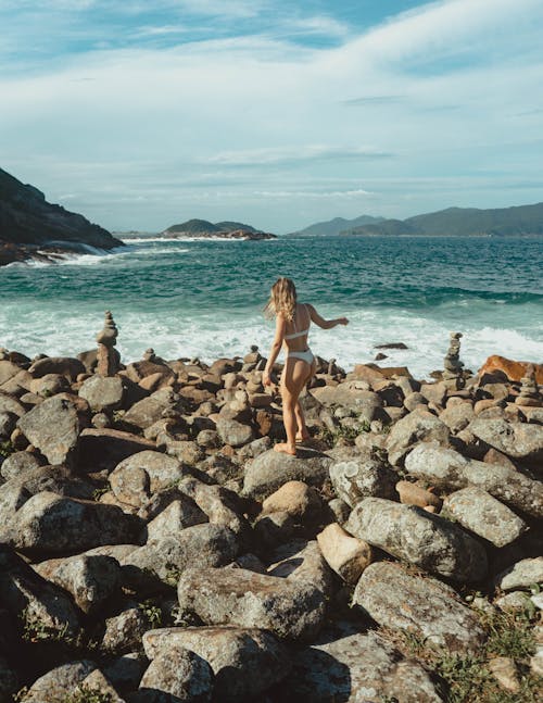 Základová fotografie zdarma na téma bikini, kameny, mávání