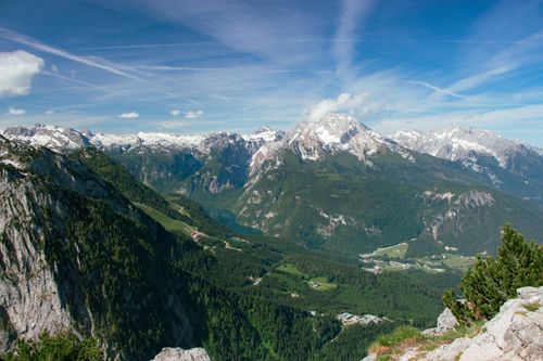 Free Scenic view of snow-capped Alpine mountains with lush green valleys under a clear blue sky. Stock Photo