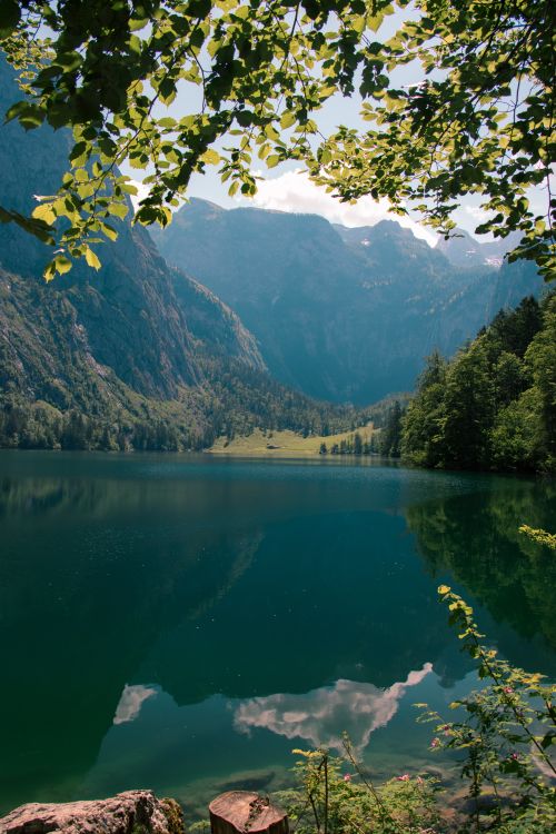 Free Beautiful mountain lake surrounded by lush trees and scenic reflections, perfect for nature photography. Stock Photo