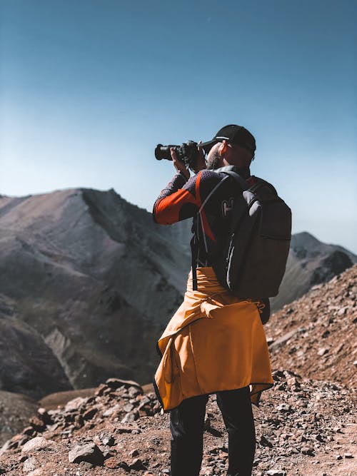 Gratis arkivbilde med backpacker, blå himmel, caps