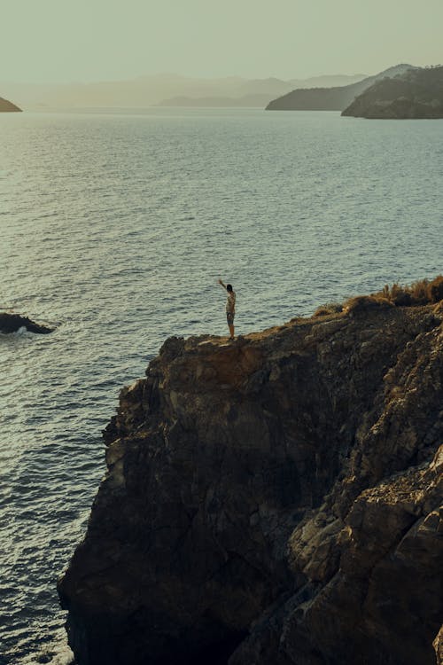 Foto profissional grátis de abismo, costa, de pé