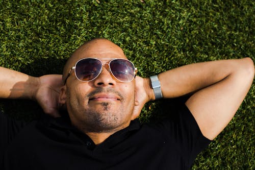 Free คลังภาพถ่ายฟรี ของ ชายผิวดำ, นอนลง, มีความสุข Stock Photo