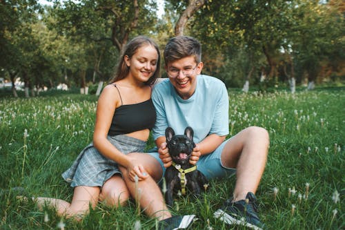 Foto profissional grátis de adulto, alegre, animal de estimação