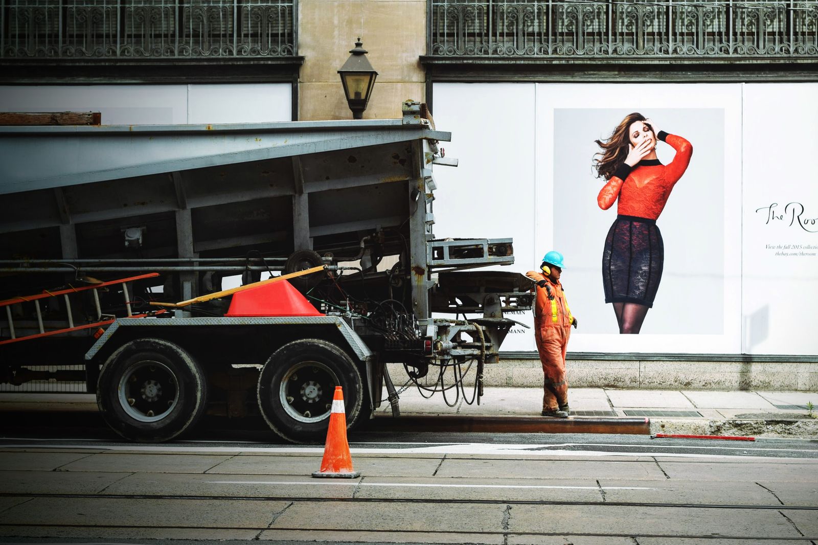 Muncitor în echipament reflectorizant lângă camion — imagine ilustrativă