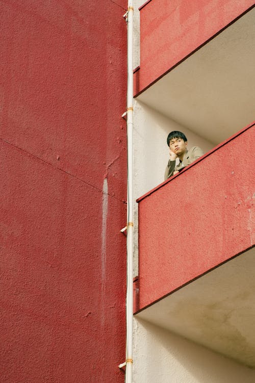 Gratis arkivbilde med arkitektur, asiatisk mann, balkong