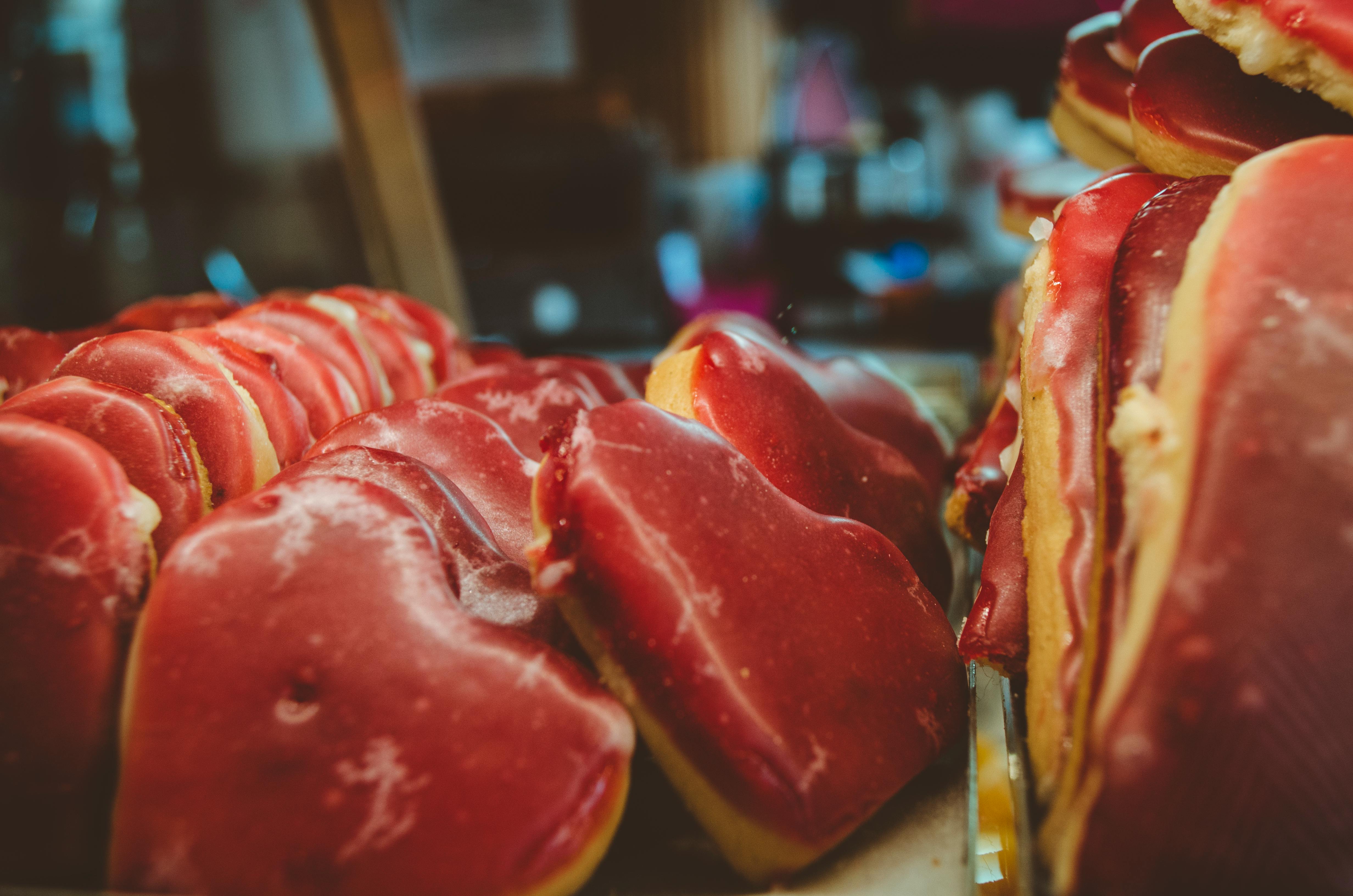 在市场上展示心形红色饼干，呈现美味佳肴