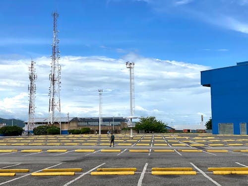 Δωρεάν στοκ φωτογραφιών με mall, πύργος επικοινωνίας, στάθμευση