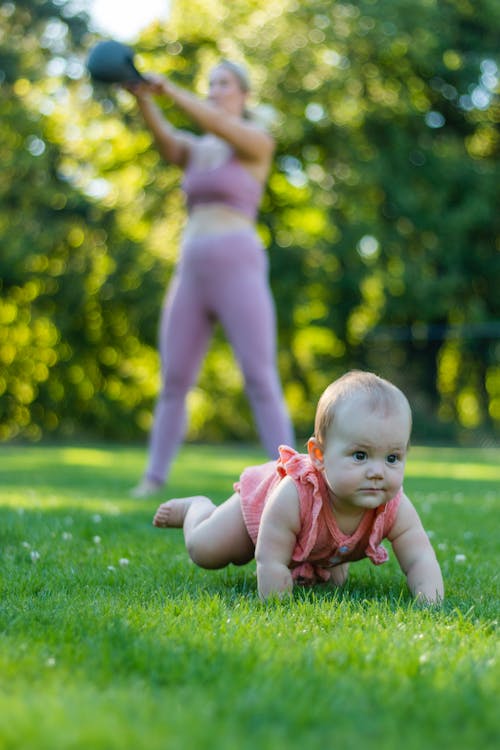 Gratis arkivbilde med baby, barn, gress