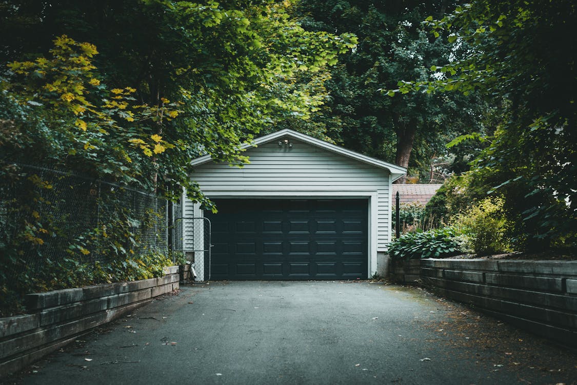 garage avec large porte sectionnelle 