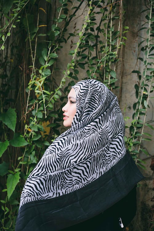 Gratis lagerfoto af asiatisk kvinde, dyreprint, hijab Lagerfoto