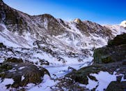 探索冰冷的山峰和湛蓝的天空，感受令人惊叹的冬季山地景观