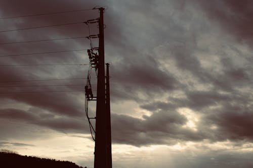 Электрический столб под серым небом