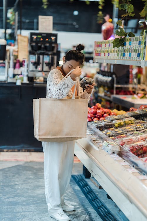 Kobieta Kupująca Artykuły Spożywcze W Supermarkecie