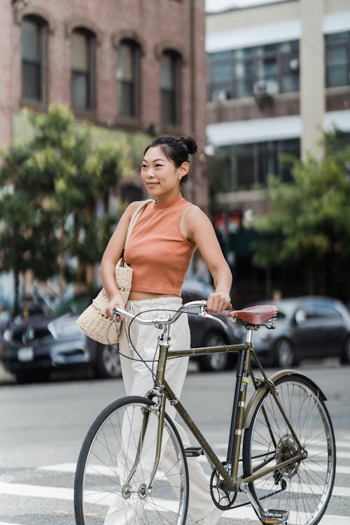 Gratis stockfoto met Aziatische vrouw, buiten, fiets