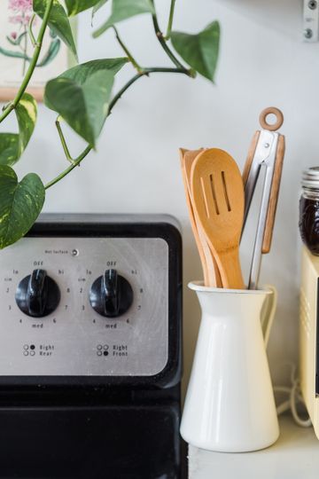 Utensílios e panelas organizados na cozinha