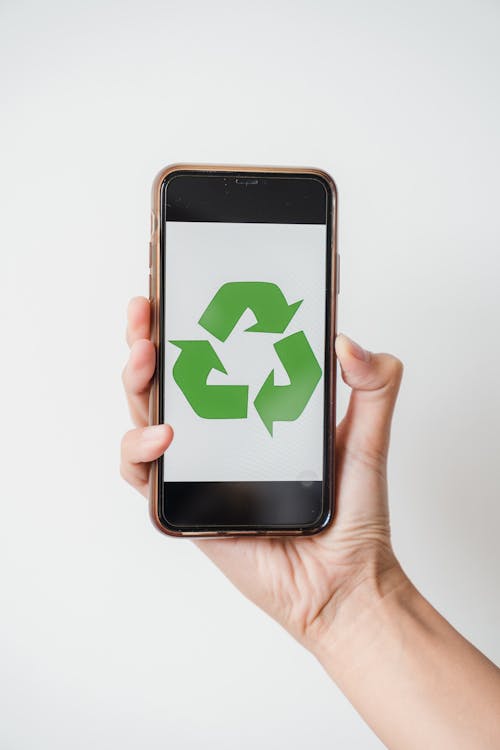 Free Close-Up Shot of a Person Showing a Zero Waste Signage in a Smartphone Stock Photo